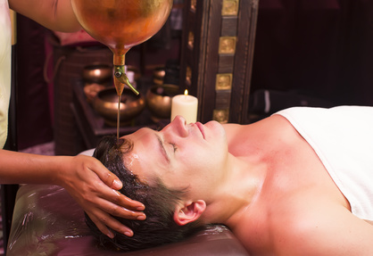 Mann bekommt eine Lingam Massage